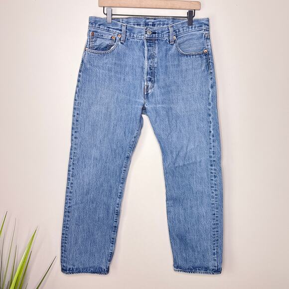 Levi's 501 Original Fit Men's Jeans 35x30 Medium Stonewash No Stretch Button Fly - Picture 1 of 7